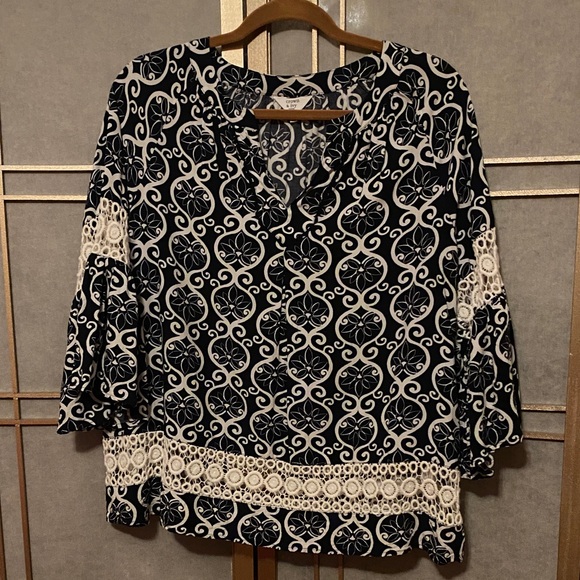 Navy & ivory, geometric pattern, v-neck, 3/4 length bell sleeves top, women’s PL - Picture 1 of 8
